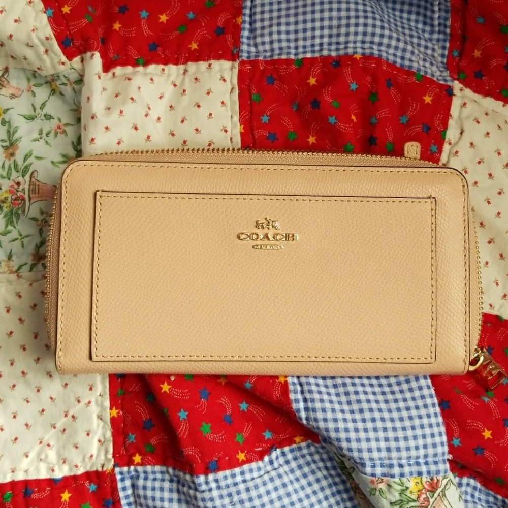 Coach (authentic) Accordian Zip Wallet